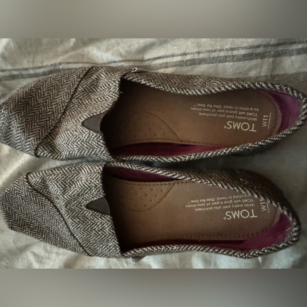 Woman’s size 11 Tom’s